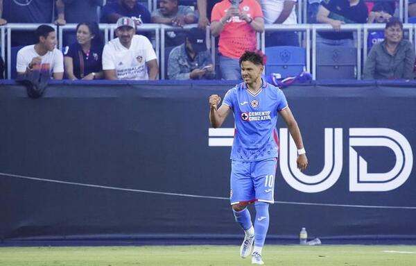 Cruz Azul levanta la Supercopa mexicana con gol de Ángel Romero