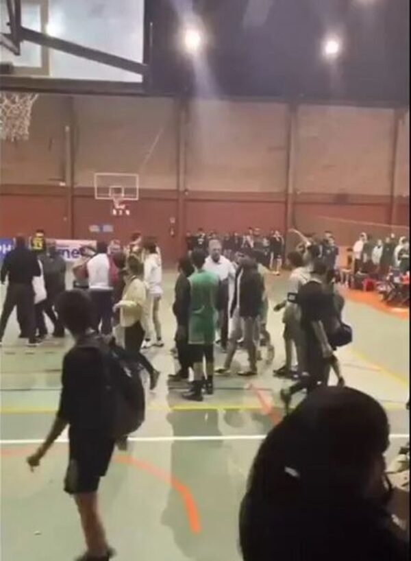 Partido de básquet termina a golpes en intercolegial de Las Teresas