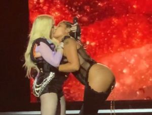 El beso de Madonna y Tokischa en show de LGBT+ del que todos hablan - SNT