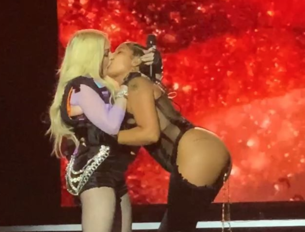 El beso de Madonna y Tokischa en show de LGBT+ del que todos hablan - C9N