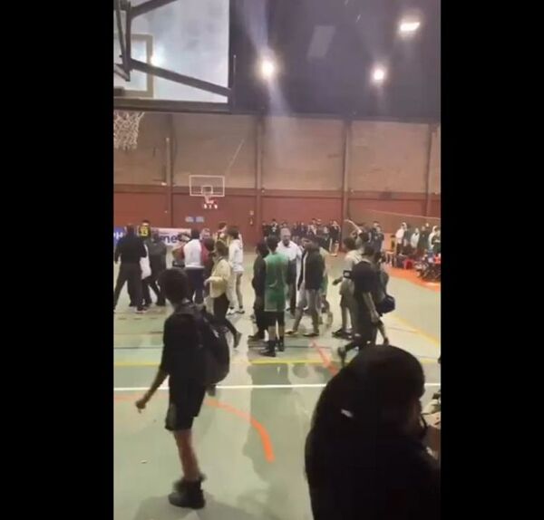 Partido de básquet termina a golpes en intercolegial de Las Teresas