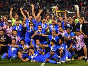 El Cruz Azul conquistó la Supercopa con gol de Ángel Romero  - Fútbol Internacional - ABC Color