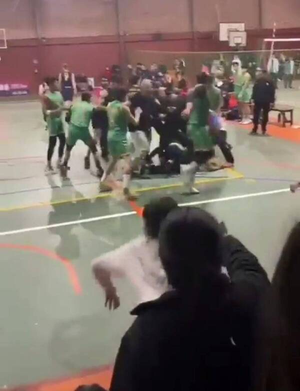 Crónica / [VIDEO] Padre de familia armó feroz trifulca en un intercolegial