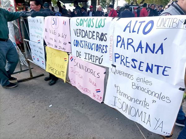 EXTRABAJADORES DE LA ITAIPÚ EN LUCHA POR SUS DERECHOS - La Voz del Norte