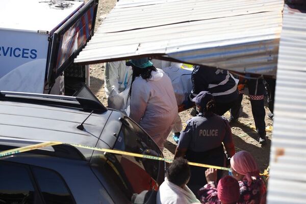 Policía busca pistas tras la muerte de 21 jóvenes en un bar en Sudáfrica - Mundo - ABC Color