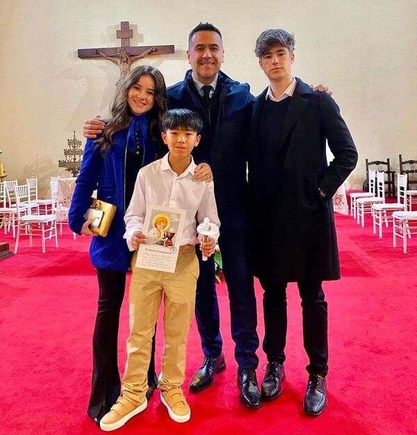 Roberto Pérez, emocionado porque Maxi recibió la primera comunión - Gente - ABC Color