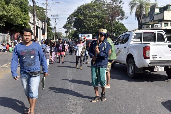 Indígenas se instalan frente al INDI y tildan a Omar Pico de mentiroso - Nacionales - ABC Color