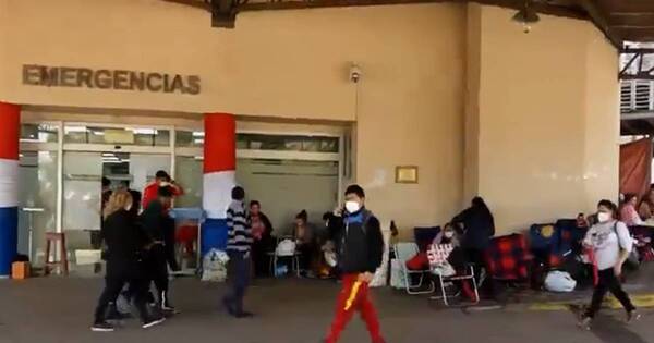 La Nación / IPS Central colapsado: pasillos abarrotados de pacientes y familiares