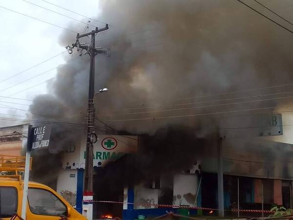 Crónica / Feroz incendio en Puerto Rosario consumió todo a su paso