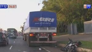 Motociclista choca contra camión y queda gravemente herido