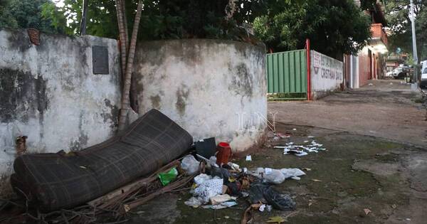 La Nación / Inconciencia ciudadana: crean minivertedero en plena vereda de calle capitalina