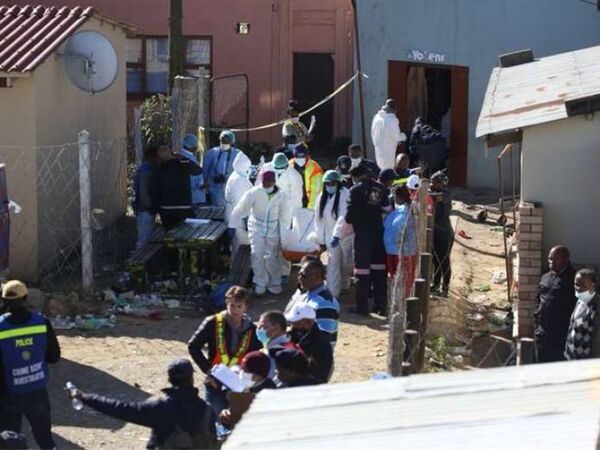 Policía busca pistas tras la muerte de 21 jóvenes en un bar en Sudáfrica