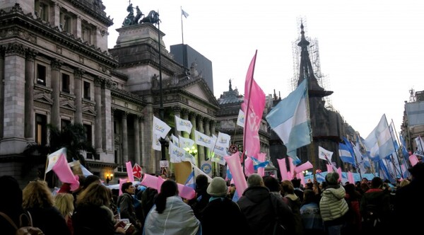 Diario HOY | Argentinas marchan a embajada de EEUU en protesta por fallo antiaborto