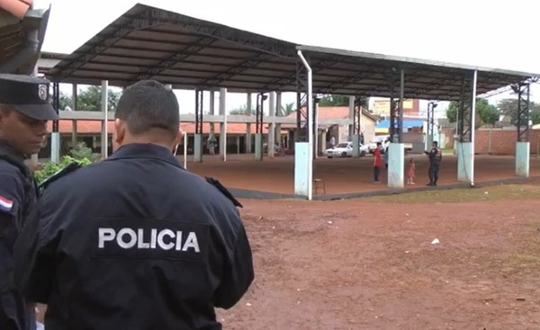 Secretario de Educación visita escuela rapiñada por delincuentes - La Clave