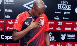 El rival de Libertad en Copa presentó a Fernandinho, su flamante nuevo refuerzo