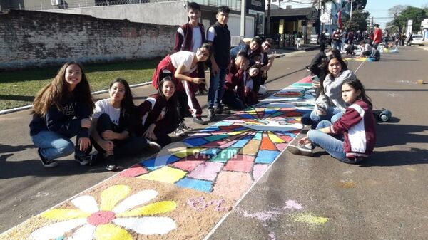 Elaboron 1.200 metros de alfombra artística en homenaje a la Virgen del Perpetuo Socorro