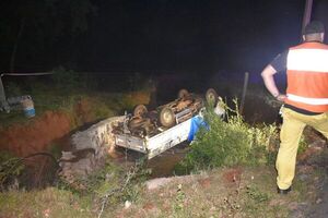 Adolescente fallece tras vuelco de un camión en Itá - Nacionales - ABC Color