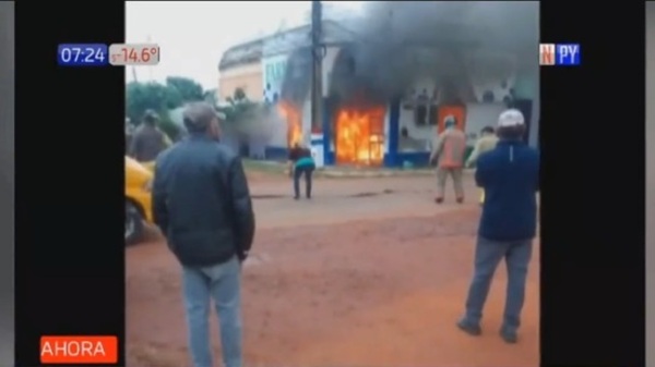 Incendio consumió 4 salones comerciales en San Pedro - Paraguaype.com