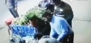Hombre se desnudó y atacó a una vendedora al grito de: “¡Las mujeres son demonios!” - Noticiero Paraguay