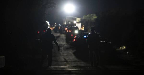 La Nación / Hallan 46 migrantes muertos en un camión abandonado en Texas