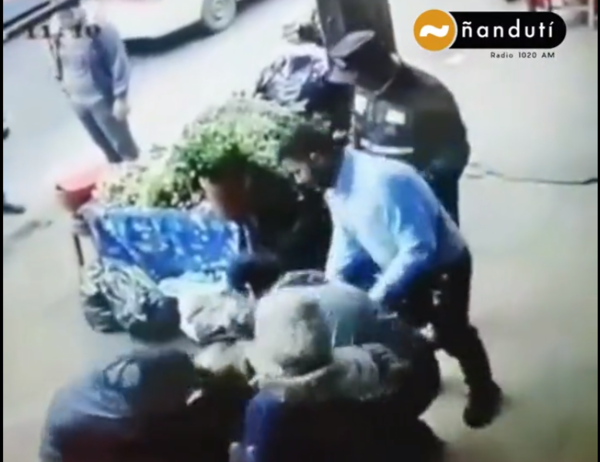 “¡Las mujeres son demonios!”, gritos de hombre que se desnudó y atacó a una vendedora