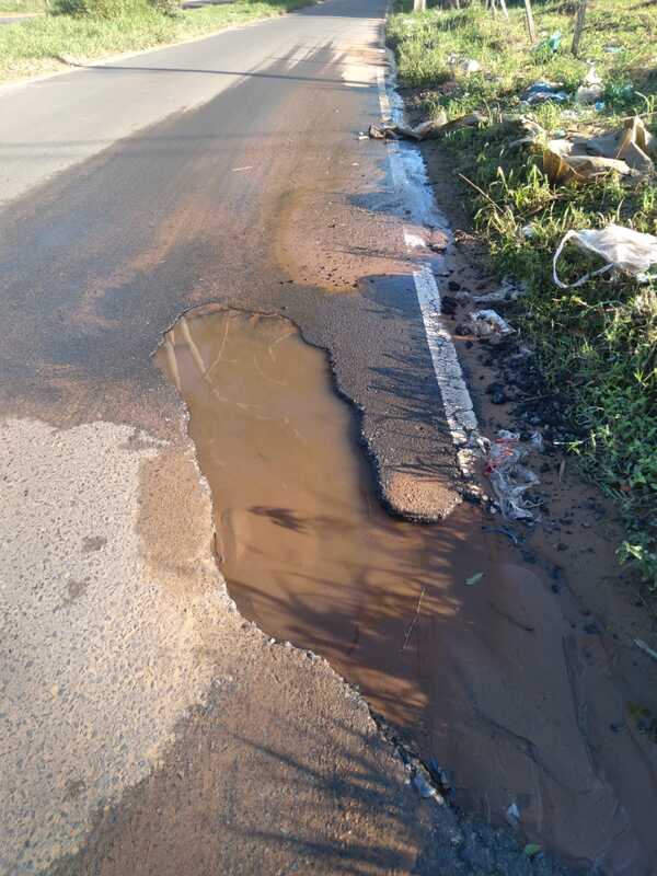 Queja ciudadana: "Grandes y peligrosos baches en avenida Prof. Dr. Vittorio Curiel c/ Padre Cassanelo" - San Lorenzo Hoy