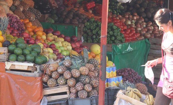 Comerciantes ofertan productos por falta de clientes: “Estamos raspando”