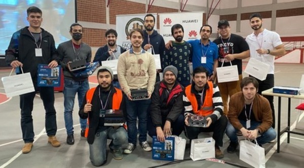 HUAWEI participó en la primera Batalla de Sumobots organizado por la FIUNA