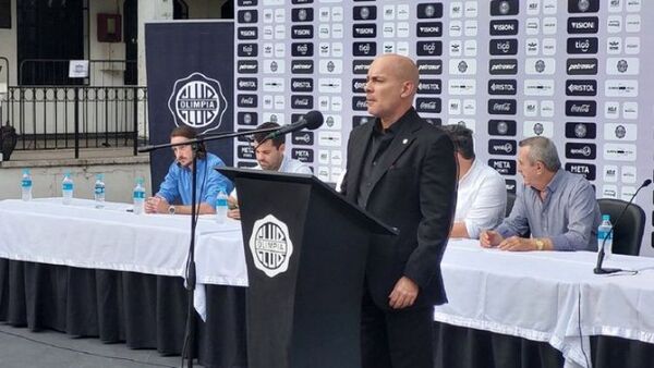 Miguel Cardona propone comisión para manejar deuda de FIFA