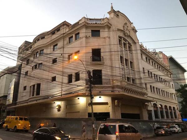 Emblemático edificio del excine Victoria recupera su brillo | 1000 Noticias