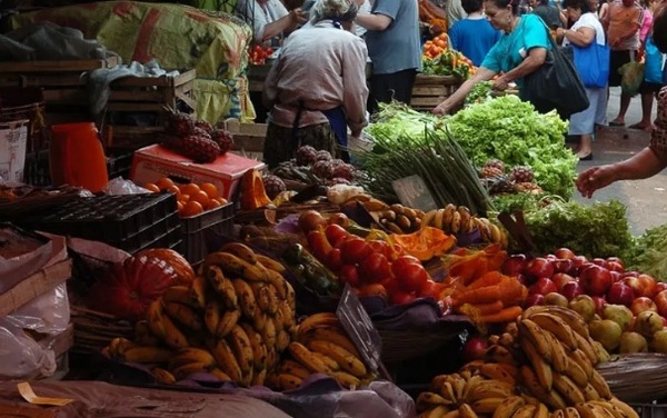 Precios de frutas y verduras también subieron en el Mercado 4