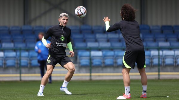 De pretemporada: Julio Enciso comenzó a moverse al ritmo del Brighton