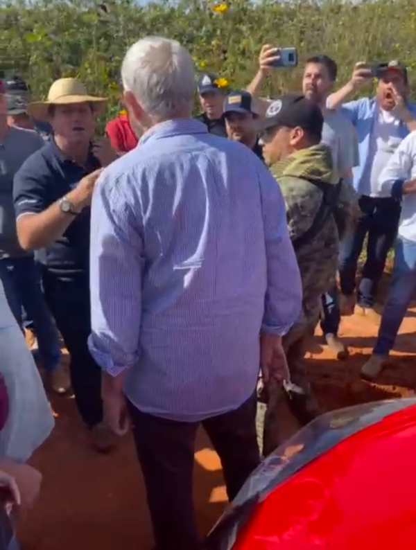 Prepotentes colonos brasileños impiden que comitiva legislativa llegue hasta comunidad indígena - La Clave