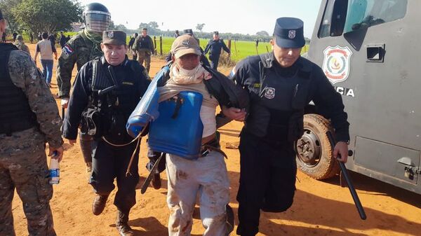 Detienen a once personas durante desalojo en Tembiaporã - Noticiero Paraguay