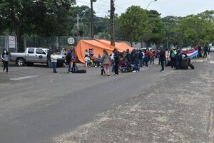Continúa manifestación frente a Yacyretá para pedir contratos  - Nacionales - ABC Color