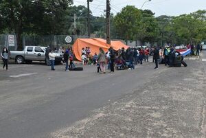 Continúa manifestación frente a Yacyretá para pedir contratos - Nacionales - ABC Color