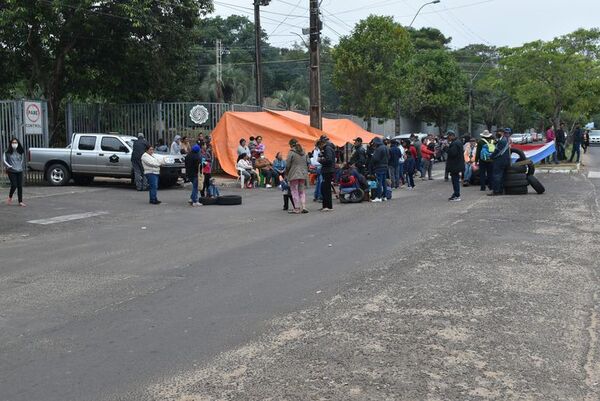 Continúa manifestación frente a Yacyretá para pedir contratos - Nacionales - ABC Color