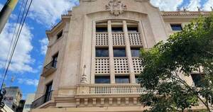 La Nación / Cine Victoria recupera su fachada original