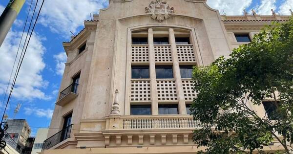 La Nación / Cine Victoria recupera su fachada original