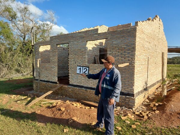 Con un avance de cerca del 35% continúa la construcción de 42 soluciones habitacionales en Caazapá
