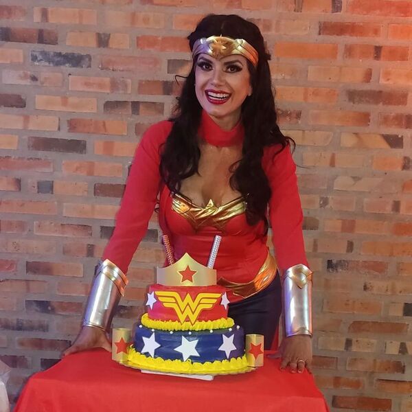 Lorena Azucas hizo realidad su sueño de niña: festejó sus 46 años vestida como la Mujer Maravilla - Gente - ABC Color