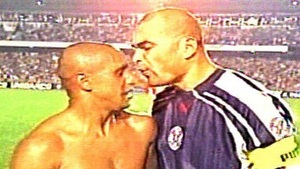 Chilavert no se arrepiente de haber escupido a Roberto Carlos (Vídeo) - Paraguaype.com