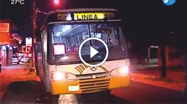 Cae de la estribera de un bus y muere desnucado (VÍDEO) - Paraguaype.com