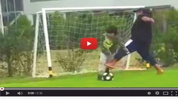 Maradona propina una tremenda patada a su nieto (VÍDEO) - Paraguaype.com