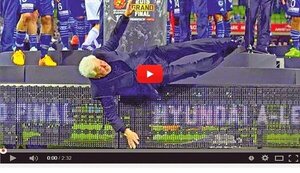 Entregaba el trofeo de campeón cuando le paso esto (VÍDEO) - Paraguaype.com