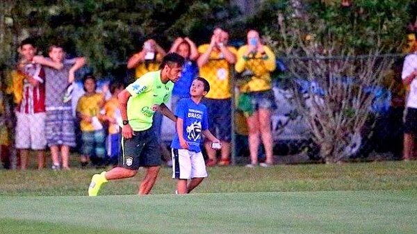 Quiso hacerse una foto con Neymar, mira lo que paso (VIDEO) - Paraguaype.com