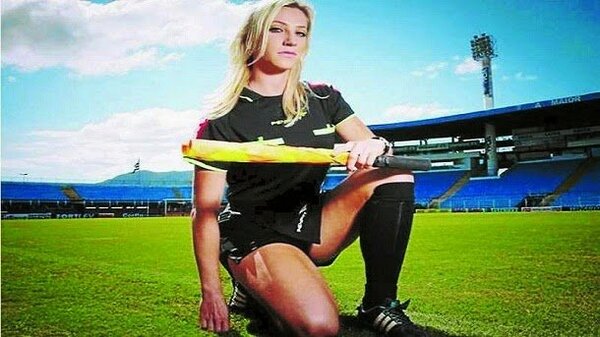 Fernanda Colombo: La jueza de linea que causa furor en el futbol de brasil - Paraguaype.com