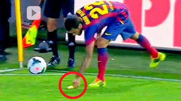 Tiraron una banana a Dani Alves y El se la come (VIDEO) - Paraguaype.com