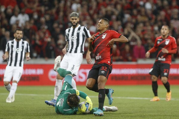 Libertad no fue certero y cayó en la primera batalla ante Paranaense