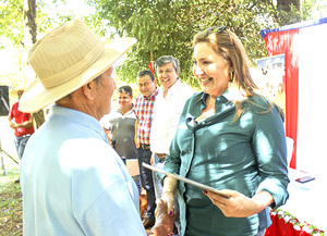 Presidenta del INDERT se traslada al Este para entregar títulos a beneficiados - La Clave
